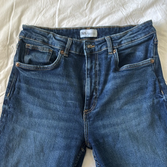 Zara EUC raw hem cropped Blue Jeans - Picture 2 of 5